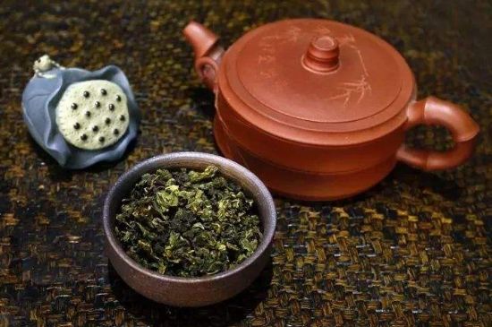 泡大紅袍、肉桂和水仙可以用一個(gè)紫砂壺嗎，可以摻一起沖泡么？