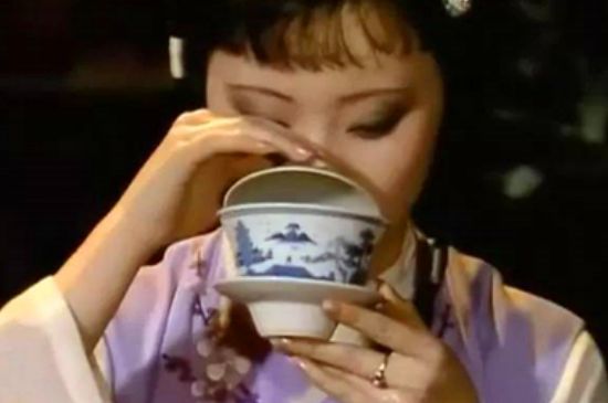 女士喝茶優(yōu)雅姿勢，女士正確喝茶姿勢禮儀