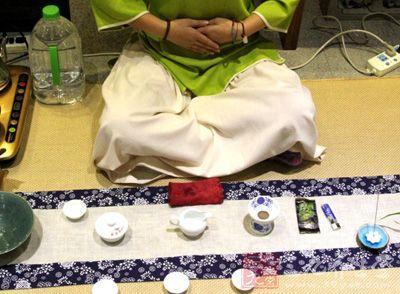 女士喝茶的手勢(shì)，女人正確喝茶手勢(shì)姿勢(shì)圖