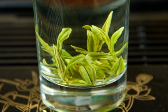 安吉白茶冷藏好還是冷凍好？這個(gè)需要根據(jù)存放時(shí)間來選擇