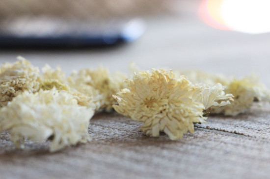 菊花茶買小朵還是大朵，泡茶用的小菊花和大菊花哪個(gè)好