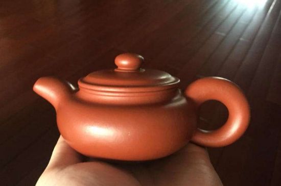 朱泥<a href=http://m.pnhxqw.com/chaju/zisha/ target=_blank class=infotextkey>紫砂壺如何開(kāi)壺</a>，朱泥壺日常泡茶養(yǎng)護(hù)