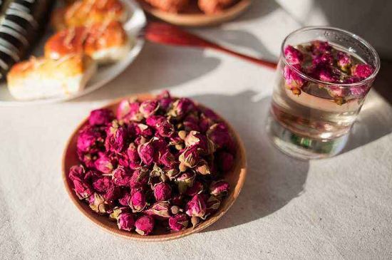 玫瑰花茶的功效與作用，堅持喝一個月玫瑰花茶會怎樣？