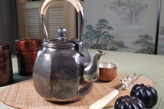 銀壺泡茶后為什么會(huì)變黑，銀壺內(nèi)膽發(fā)黑怎么辦