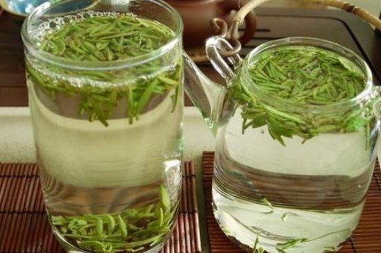 竹葉青和雀舌哪個(gè)貴，竹葉<a href=http://m.pnhxqw.com/fenlei/wulongcha/ target=_blank class=infotextkey>青茶</a>貴嗎？