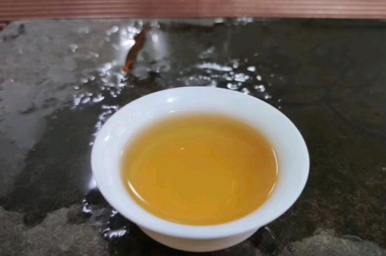 新舊白茶怎么區(qū)分，怎么分辨白茶是新還是舊