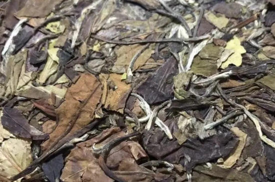 老白茶上火還是去火？夏季喝煮的老白茶會(huì)容易上火！