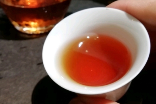 長(zhǎng)期喝巖茶會(huì)上火嗎？巖茶這樣喝了容易上火！